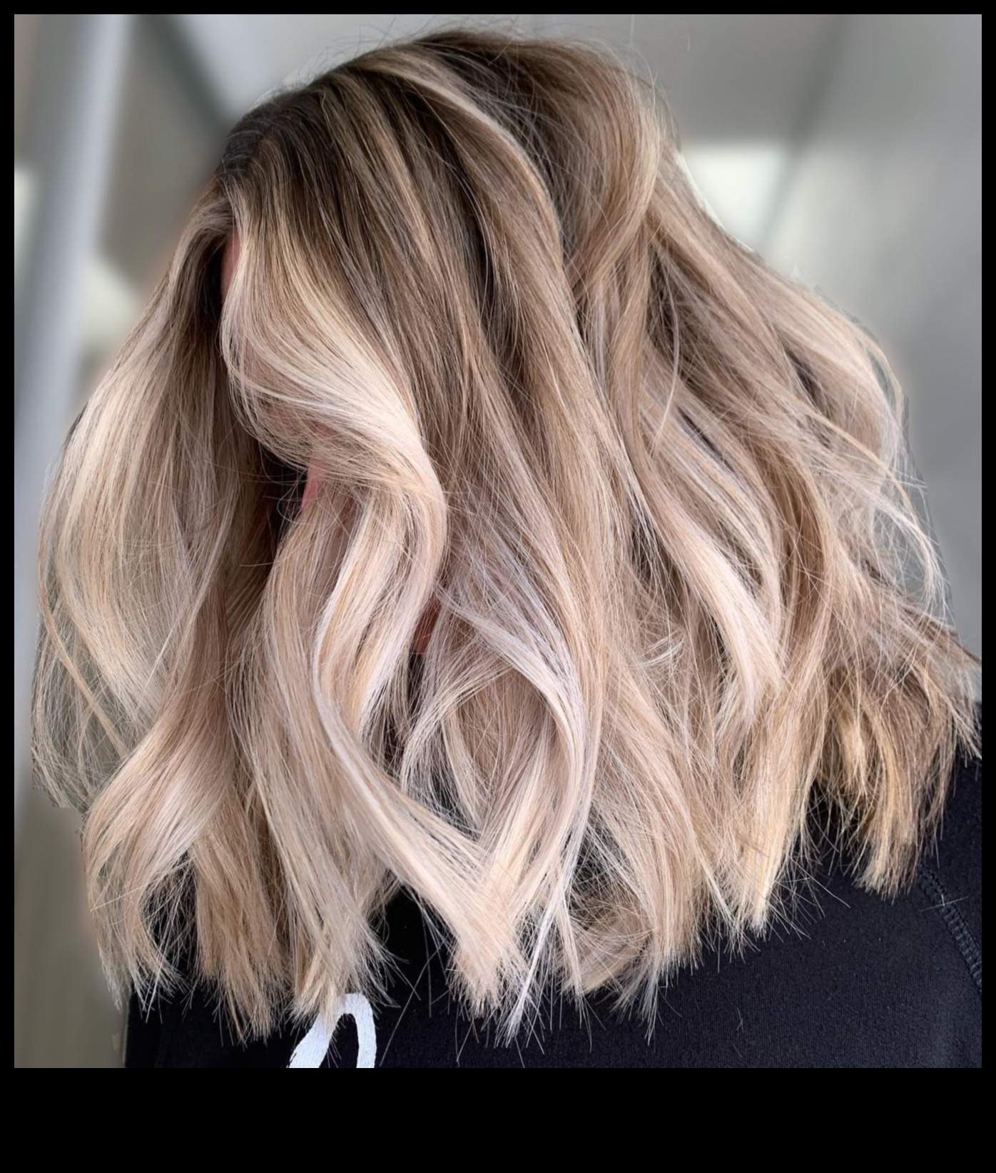 Apjoms un atlēciens: blondas frizūras ar drāmas pieskārienu