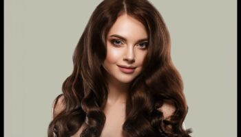 Šokolādes prieks: neatvairāmas brūnas matu krāsas idejas