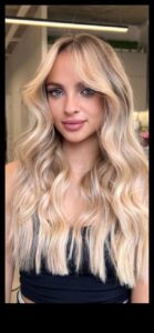 Šampanieša blondīne Elegance: svinīgas frizūras visiem gadījumiem